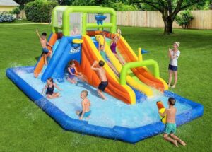 ילדים משחקים בפארק מים מתנפח עם שתי מגלשות ובריכת מים בחצר | yrz