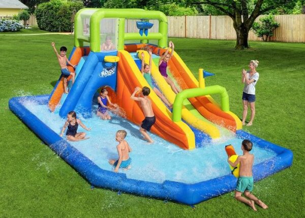 ילדים משחקים בפארק מים מתנפח עם שתי מגלשות ובריכת מים בחצר | yrz