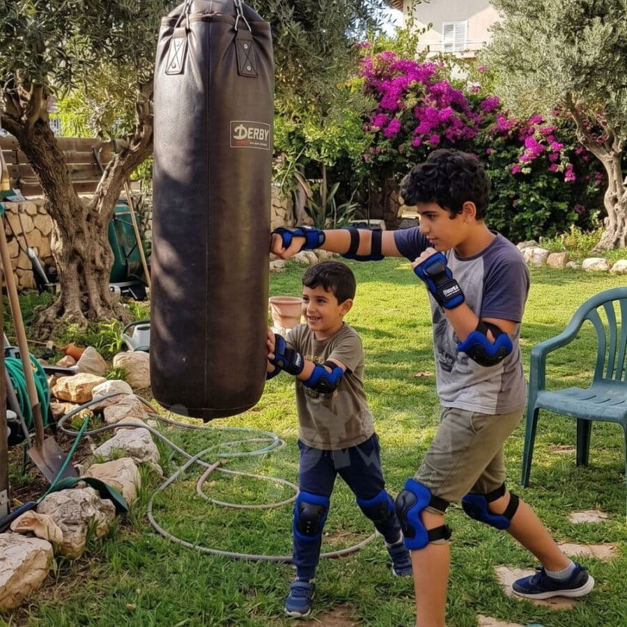 ⁦סט אגרוף מקצועי ומסיבי לאימון אינטנסיבי בצבע כחול BOXING2B מבית DERBY⁩ – תמונה ⁦3⁩