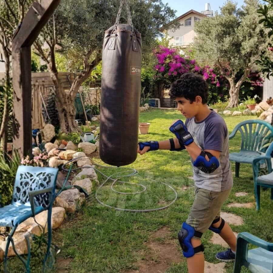⁦סט אגרוף מקצועי ומסיבי לאימון אינטנסיבי בצבע כחול BOXING2B מבית DERBY⁩ – תמונה ⁦2⁩